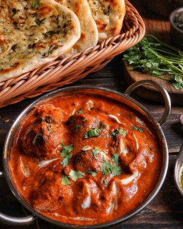 Delicious Butter Chicken served in a kadai along with flatbread. Pic Credit to Saveurs Secretes